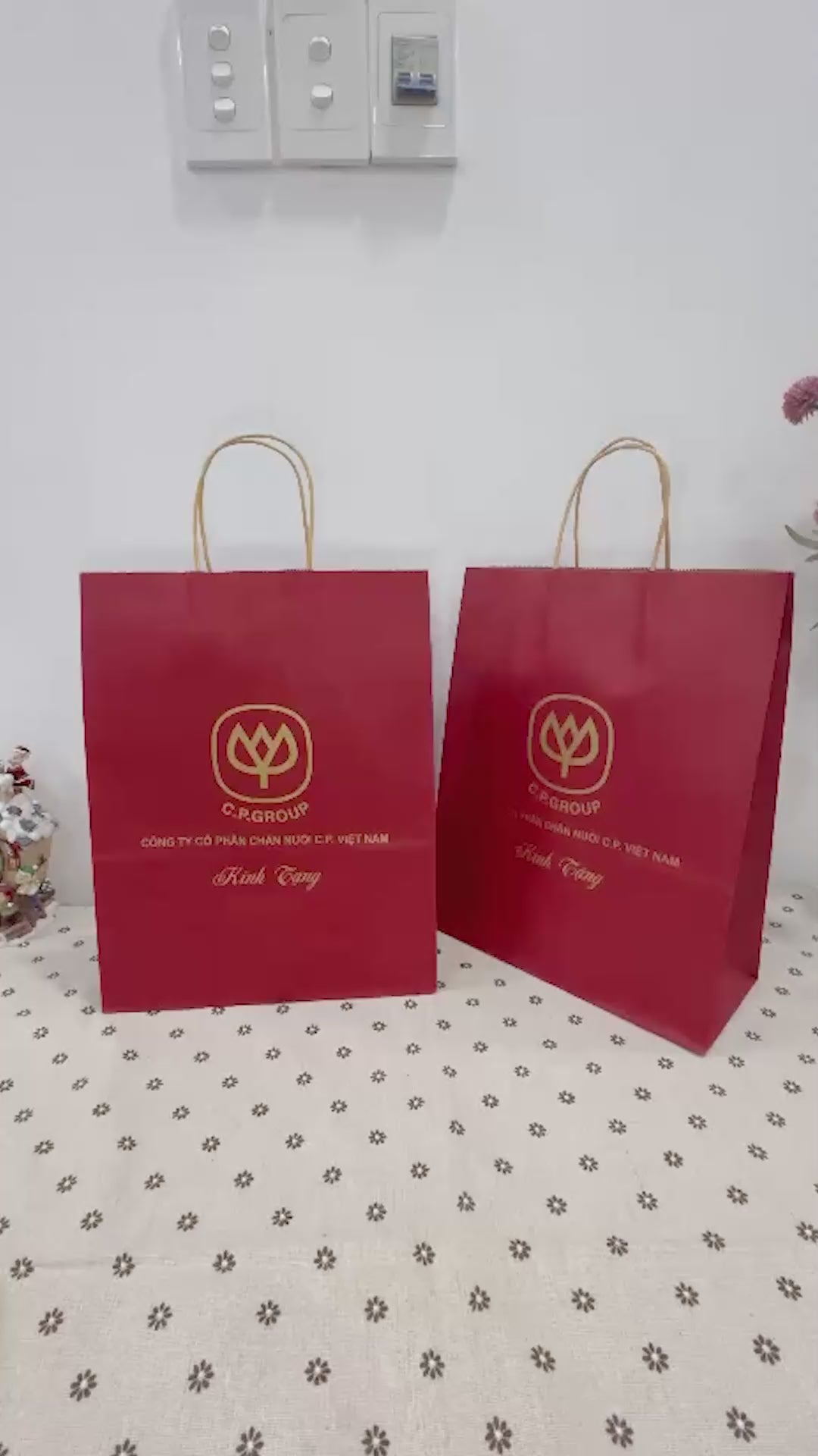 TÚI KRAFT ĐỎ 120GSM 26X33X12CM IN NHŨ ĐỒNG
